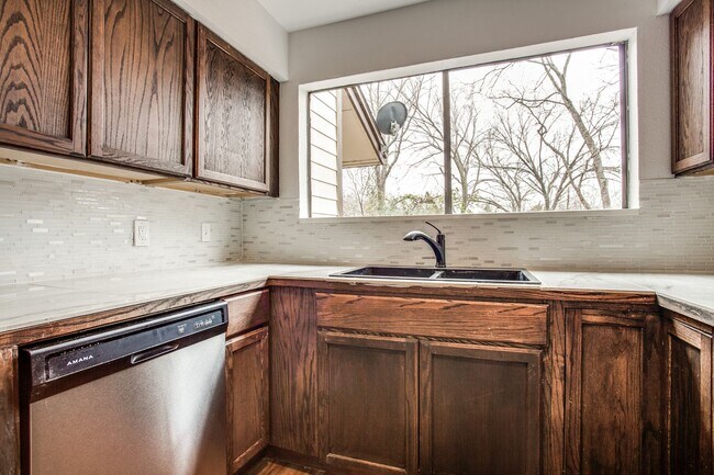 Building Photo - Creekside Condominumums Unit 33