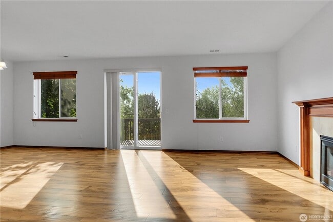 Building Photo - 302 Ave. -