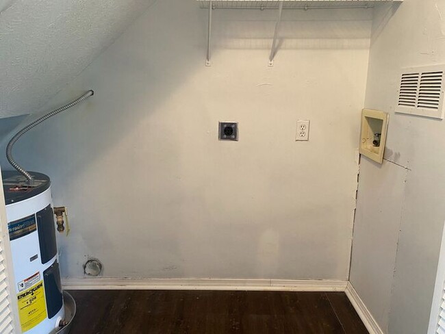 Building Photo - Now Available - 2 Bed 2 Bath House in Brit...