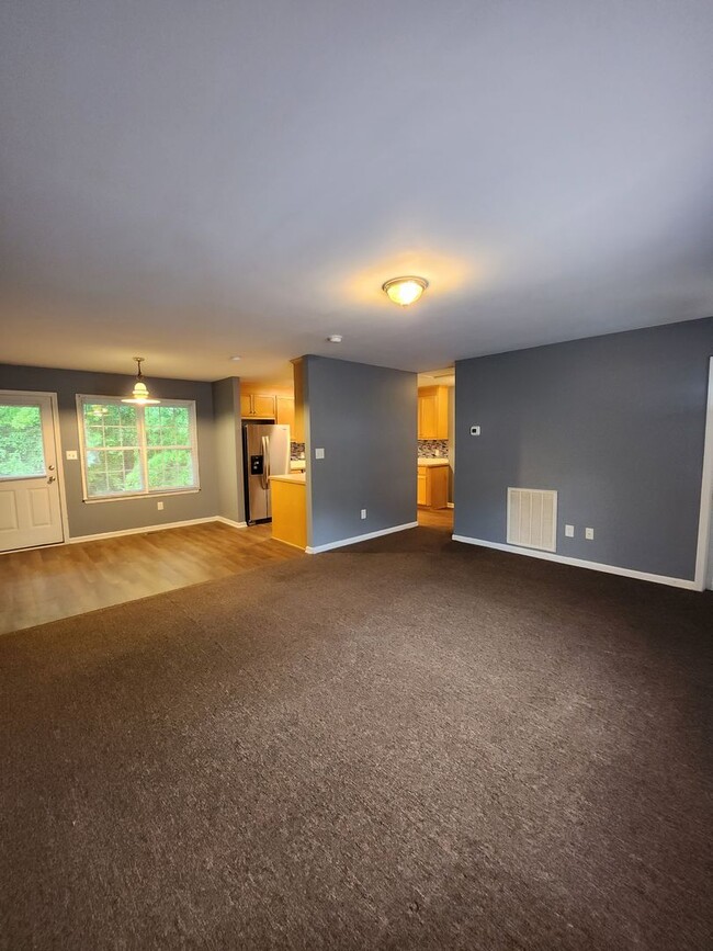 Building Photo - Cute duplex in Belmont-