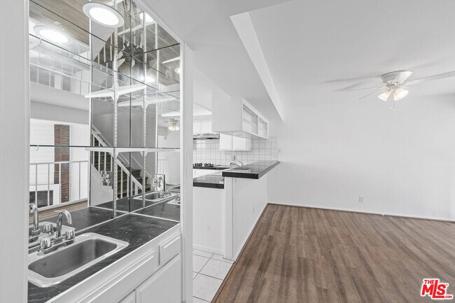 Building Photo - 4640 Glencoe Ave