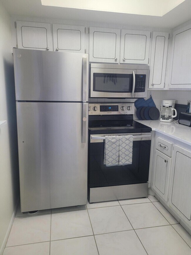 Building Photo - 2929 SE Ocean Blvd