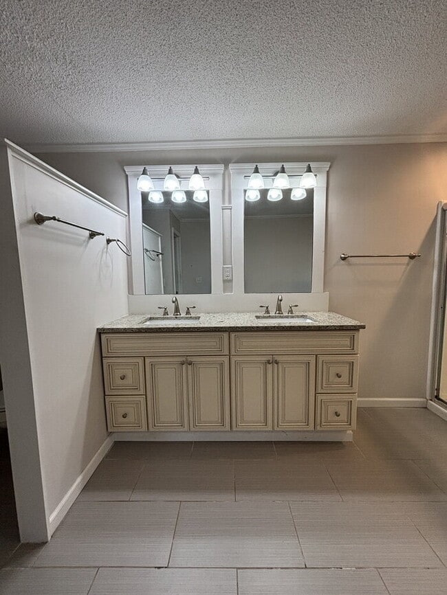 Building Photo - 117 Alma Dr