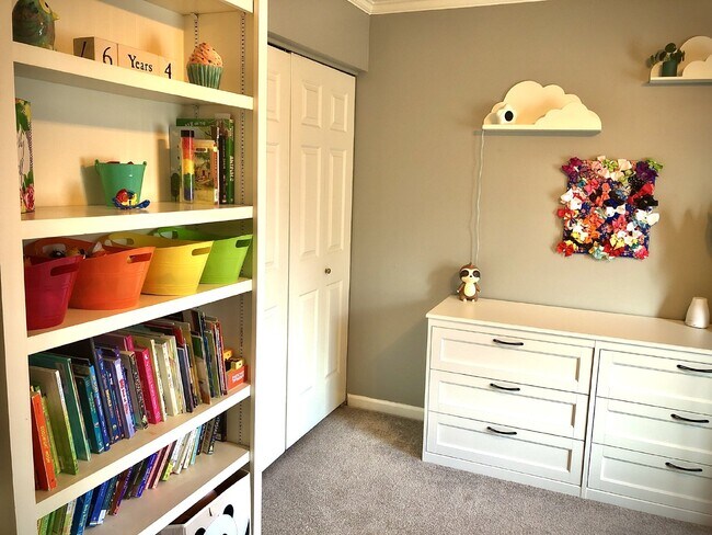 Building Photo - COMING SOON... Split-Level 3Bed/2Bath in H...