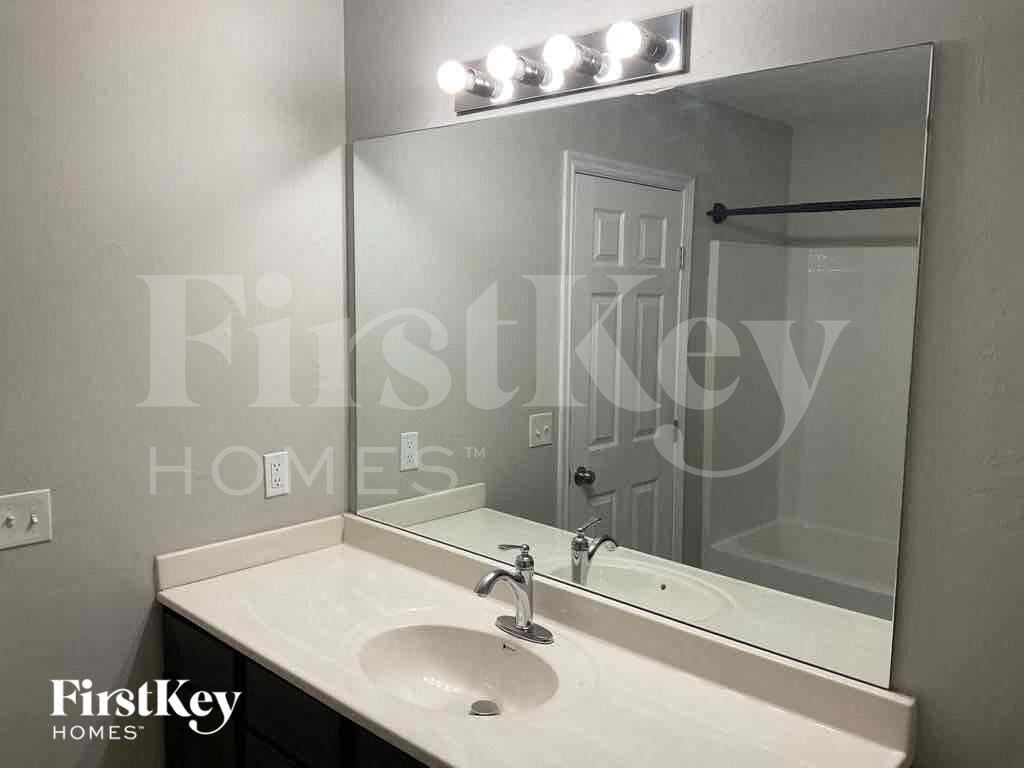 Building Photo - 1885 Bradford Pl