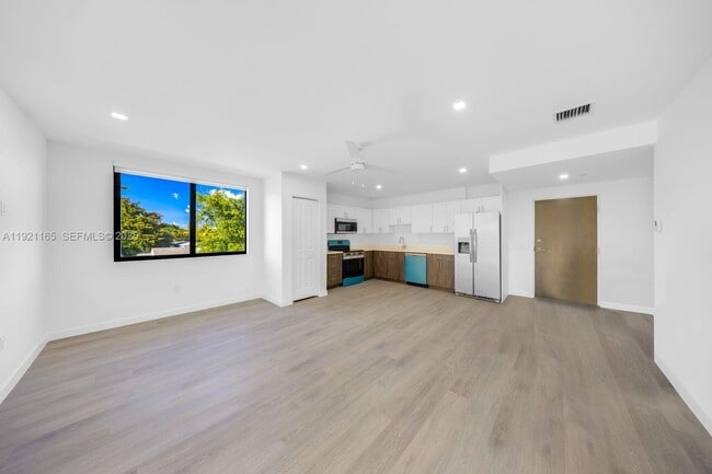 Building Photo - 20 NE 19th Ave