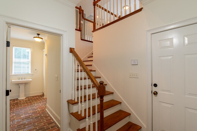 Building Photo - 202 Lagoon Dr