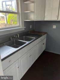 Building Photo - 170 S Giles St