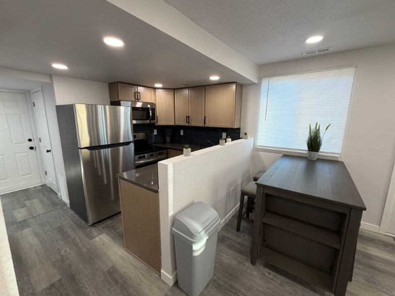 Building Photo - 800 W 10th St