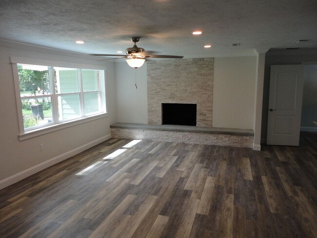 Building Photo - Renovated 4 bedroom/2 bath home in the Sou...