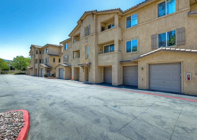 Building Photo - Three Story Townhome Overlooking Singing H...