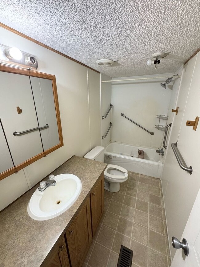 Building Photo - Country Living!