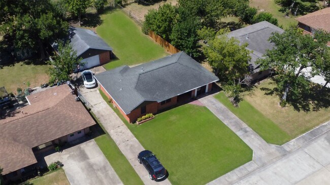 Building Photo - 106 Mimosa St