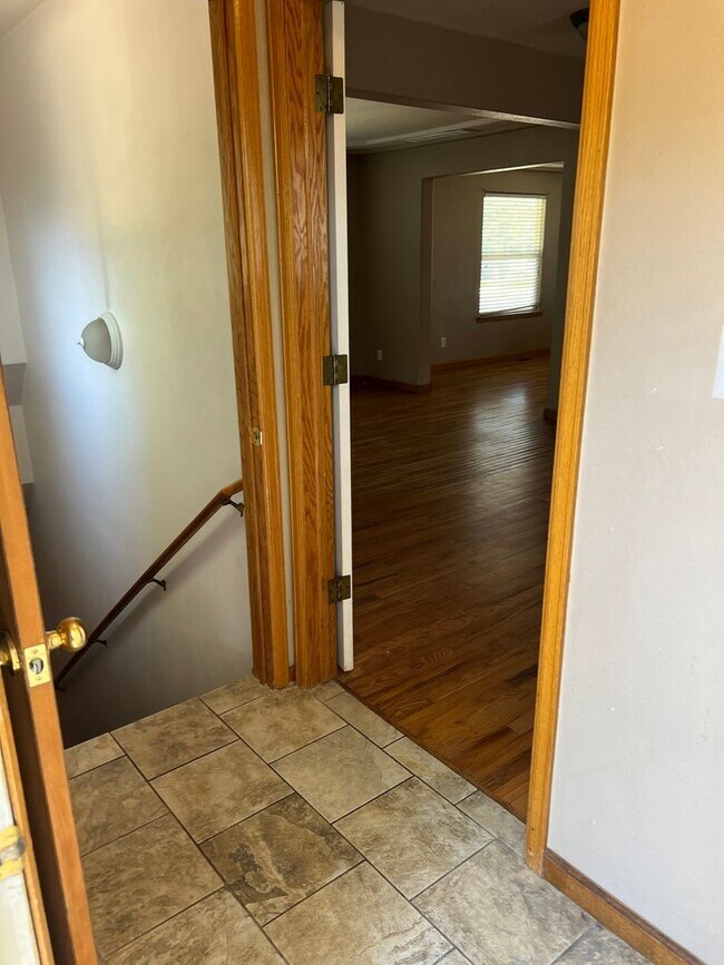 Building Photo - AVAILABLE NOW - BEAUTIFUL 6 bedroom home F...