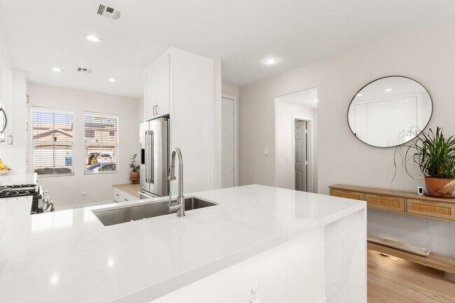 Building Photo - Beautifully Updated 3 Bedroom Southeast Ve...