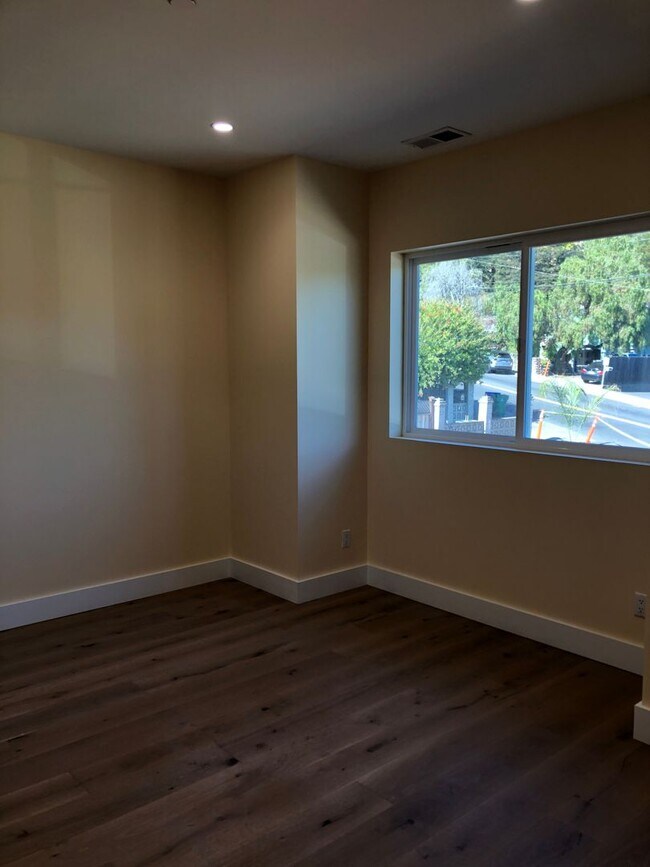 Building Photo - 463 La Paloma Rd