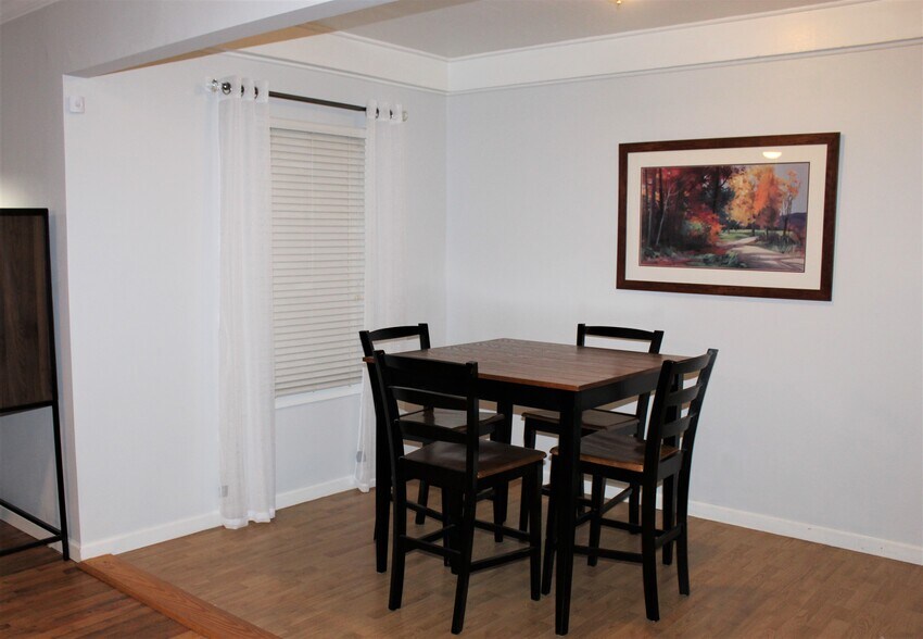 Dining room - 28 White Pine Dr