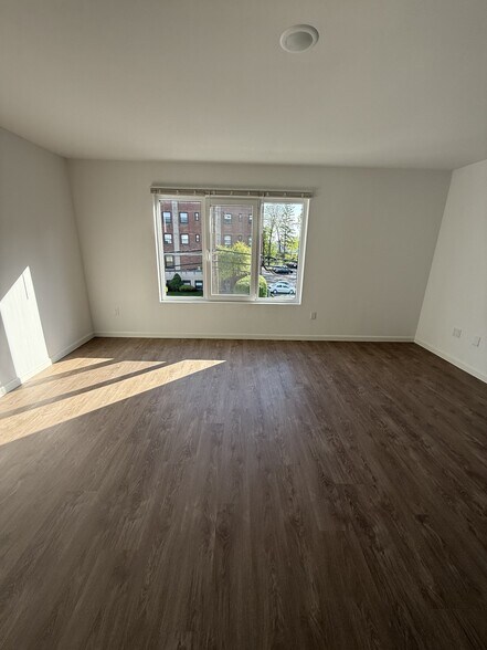 Building Photo - 176 Pennington Ave
