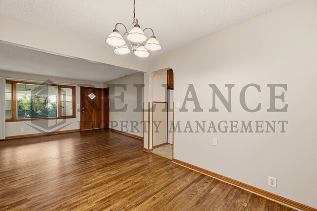 Building Photo - 1620 E Selma St