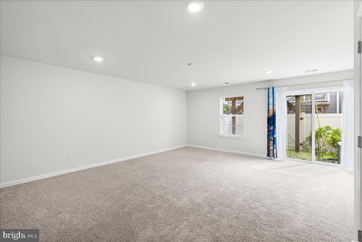 Building Photo - 8 Venice Ln