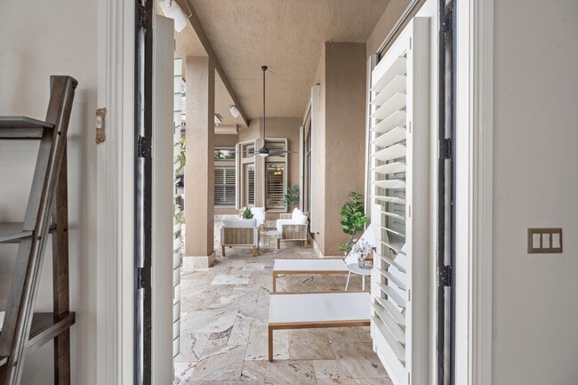 Building Photo - 10771 Versailles Blvd