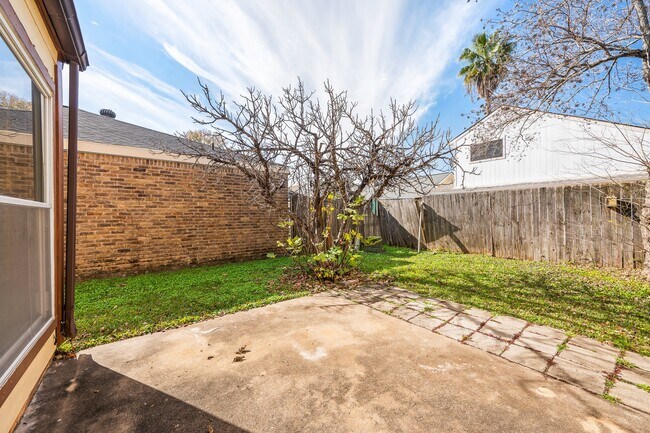 Building Photo - 4330 Willow Beach Dr