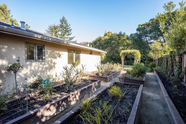 Building Photo - 30 Knightwood Ln