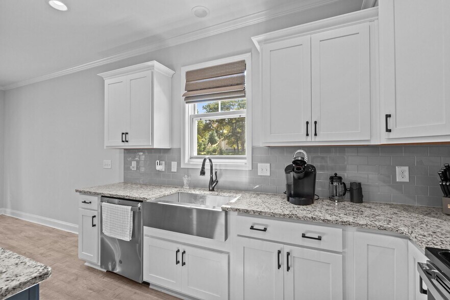 Building Photo - 120 Pinelands Vis