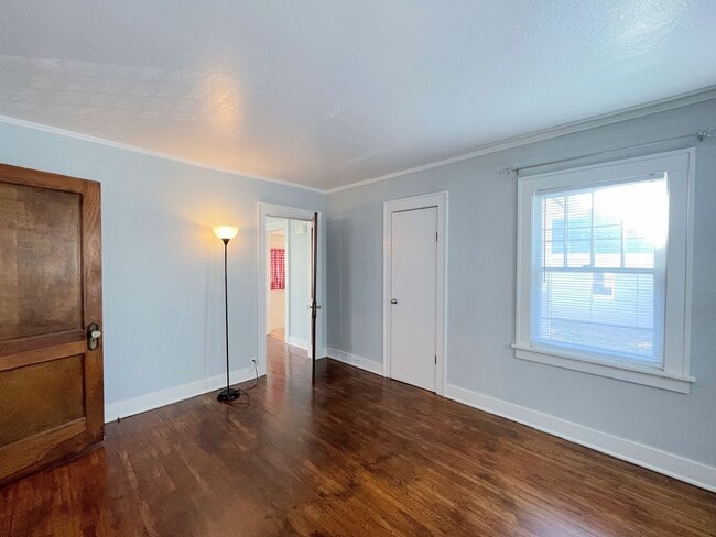 Building Photo - Updated 2 bedroom home