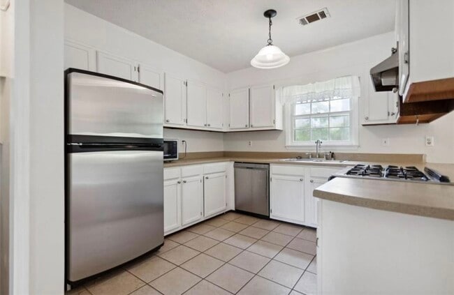 Building Photo - 3081 Brooks Dr