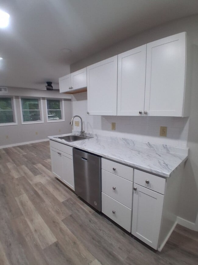 Building Photo - $1,800 - 2 Bedroom 2 Bathroom Newly Renova...