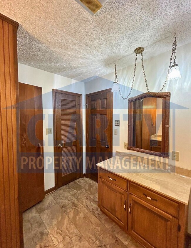 Building Photo - Charming two story home with garage and large yard!