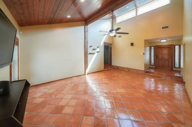 Building Photo - Charming and Centrally Located Home Now Available with Inground Pool. Realtor Commmission:$750