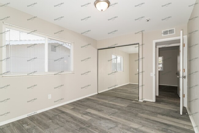 Building Photo - 2404 Burchard Dr