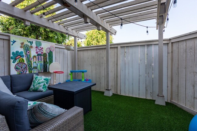 Building Photo - 3 bed 2 bath Townhouse located in South Coast Metro