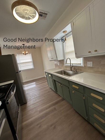 Kitchen - 2328 W Wildwood Rd