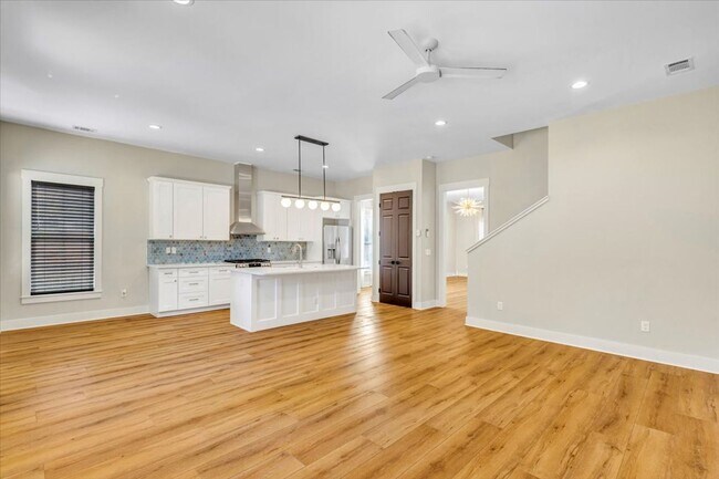 Building Photo - Downtown 4 bedroom home