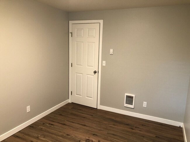 Building Photo - Completely updated 3 bedroom 1 bath duplex!