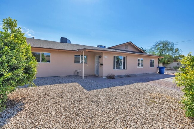 Building Photo - Tempe 6-Bedroom Home Featuring Large Turf Yard & Ideal Location