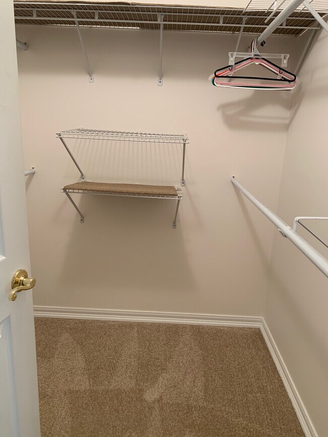 Building Photo - 9595 Villas Dr