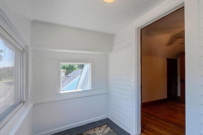 Building Photo - 142 E Meadow Rd