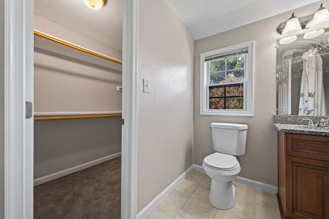 Building Photo - 1065 Lindenwood Ave