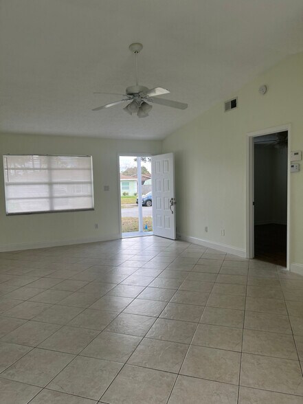 Building Photo - 8622 Brackenwood Dr