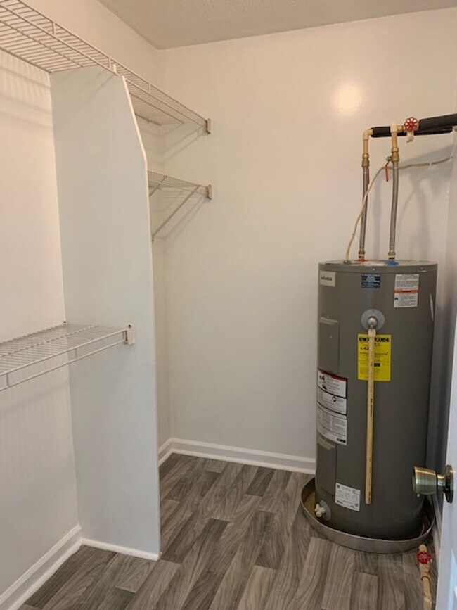 Building Photo - 408 Holly Ave