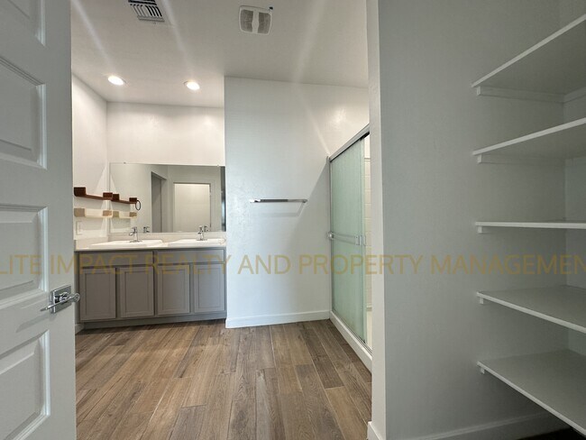 Building Photo - 11112 S Weismann Dr