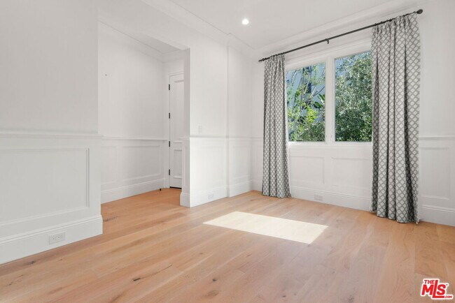 Building Photo - 1153 S Clark Dr