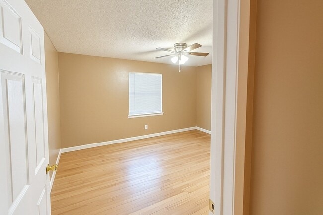 Building Photo - 822 Bandera Ln