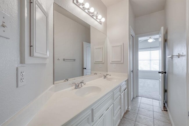 Building Photo - 9215 Spicebrush Dr