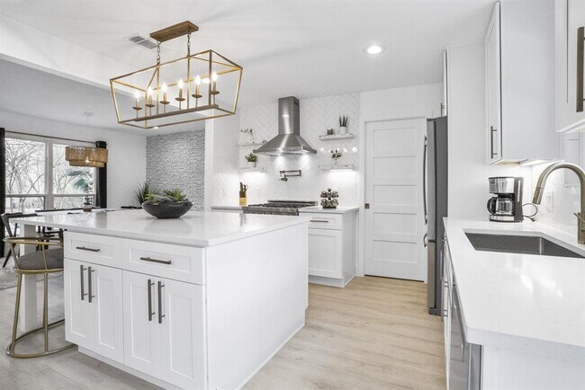 Building Photo - 2001 Wychwood Dr