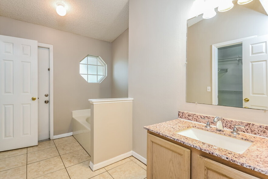 Building Photo - 14552 Lake Price Dr